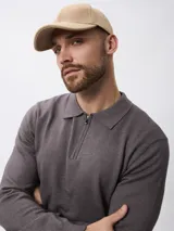Sweater de punto color gris, con cuello polo y cierre frontal parcial, de manga larga y ajuste regular.