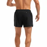Short deportivo negro de hombre, con cintura elástica y corte por encima de la rodilla. Presenta un pequeño detalle reflectante en el lateral inferior derecho.