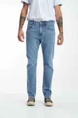 Pantalón jean celeste de corte recto.