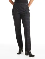 Pantalón sastrero de tiro alto y pierna recta, confeccionado en tejido con estampado cuadrille en tonos oscuros. Presenta pretina con botones decorativos y bolsillos laterales inclinados.