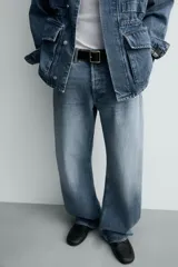 Jeans de denim de algodón, tiro medio, con corte barrel fit amplio en cadera y muslos que se estrecha hacia el tobillo. Presenta efecto lavado y cierre frontal con botones.