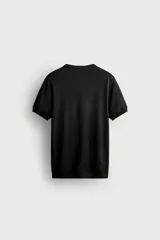 Remera de punto de manga corta con diseño de rayas horizontales finas en tonos marrón oscuro y negro, cuello redondo y terminaciones en rib negro.