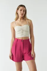 Short de dama color fucsia, de tiro alto, con botón, cierre y pasa cinturón.