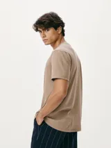 Camiseta básica de manga corta y cuello redondo, color rojo oscuro.