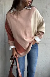 Sweater de punto con diseño color block en tonos tierra, cuello redondo y mangas largas con puños acanalados.