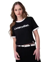 Remera corta tipo ringer de color negro, con ribetes blancos en el cuello y los puños de las mangas cortas. Presenta el logo de Caterpillar estampado en blanco en el centro del pecho.