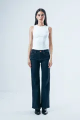 Pantalón de jean estilo wide leg en color azul oscuro, con costuras en contraste color cobre y tiro medio.