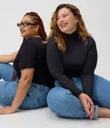 Pantalón mom jeans de corte holgado en caderas y piernas, con tiro alto y trabillas en la cintura.