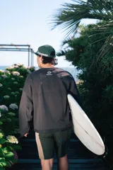 Buzo negro de corte amplio con estampado frontal de la marca 'Classy Waves' en color blanco. Es de mangas largas y cuello redondo. Es reversible y se puede usar de ambos lados.