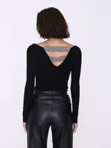 Sweater negro de punto con escote en V y mangas largas.