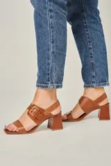 Sandalias de cuero color marrón, con punta cuadrada, tira ancha sobre los dedos, tira al tobillo con hebilla dorada y taco bloque de 7 cm.