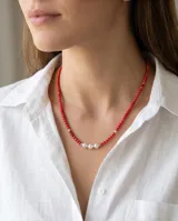 Collar de cuentas rojas con diseño central de tres perlas blancas separadas por pequeñas piezas de plata 925.