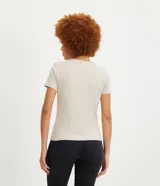 Remera básica de cuello redondo y manga corta, confeccionada en algodón suave y transpirable. Diseño liso y versátil de la marca Blue Steel.