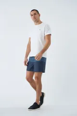 Short de baño con estampado de líneas curvas en tonos azules, cintura elástica con cordón ajustable, bolsillos laterales y bolsillo trasero. Incluye suspensor interno y logo bordado.