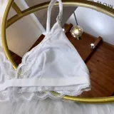 Bralette blanco de lycra y encaje con tirantes finos regulables.