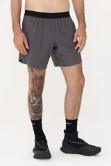 Short deportivo gris oscuro de tela ultra liviana con tecnología drifit y protección UV50+.