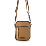 Phone bag color marrón claro con laterales beige, bolsillo frontal con cierre y tirador con flecos. Tiene espacio para celular y billetera, y correa de galón regulable y desmontable.