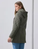 Campera capitoneada verde militar, marca Weatherproof, con abertura central con cierre, bolsillos delanteros y capucha desmontable.