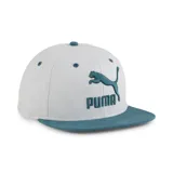 Gorra tipo snapback Puma con diseño bicolor, cuerpo en color blanco y visera plana en color verde azulado. Presenta el logo de la marca bordado en el frente en color verde azulado.