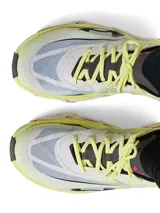 Championes Under Armour modelo UA HB Racer 2, color blanco con detalles en amarillo, gris, negro y fucsia. Cuentan con suela chunky y diseño orientado al running.