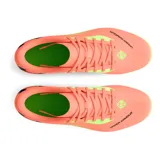 Championes de fútbol Under Armour Shadow Select 2 FG, de color naranja con suela y detalles en verde lima, y el logo de la marca en negro en el lateral del talón.
