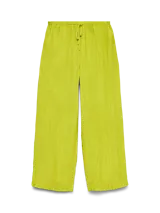 Pantalón de tiro medio color verde lima, de calce recto y largo completo, con cintura elástica y cordón de ajuste. Cuenta con bolsillos laterales y tejido con textura crinkle.