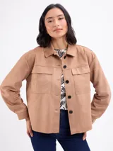 Chaqueta de gamuza sintética color negro, con cuello camisero, bolsillos frontales con solapa, cierre de botones y mangas largas.