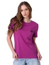 Remera de manga corta Caterpillar color fucsia, con cuello redondo y el logo de la marca en negro impreso en el pecho.