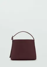 Bolso de mano tipo shopper, color bordó, con diseño estructurado, asa corta ajustable y cierre de imán interior.