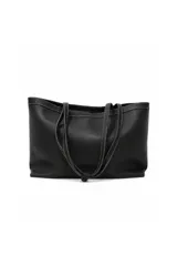 Bolso tipo tote amplio de color negro, confeccionado en material sintético con costuras decorativas a contratono en color blanco y doble asa de hombro.