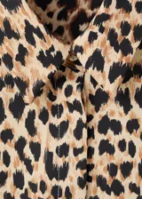 Camisa fluida de corte recto con estampado animal print de leopardo, cuello camisero, manga larga y cierre frontal con botones.