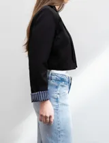 Blazer crop color marrón, marca Dictionary. Cuello con solapa, manga larga y forro interno estampado a rayas.