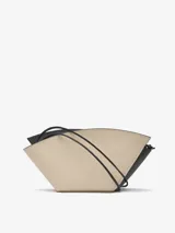 Bolso de hombro con diseño asimétrico formado por dos piezas entrecruzadas en colores beige y negro. Cuenta con un compartimento principal con cierre de cremallera, asa de hombro extraíble y logo grabado.