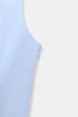 Vestido midi de color celeste con escote cuadrado y tirantes anchos. Presenta un diseño entallado en el torso con falda acampanada terminada en godets que aportan volumen y movimiento. Incluye cierre lateral con cremallera oculta.