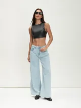 Top corto negro de cuero sintético, con cuello redondo y sin mangas.