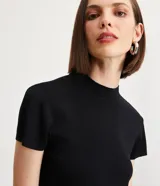 Blusa de punto color celeste, con cuello alto, manga corta y malla texturizada.
