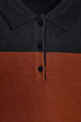 Sweater de punto con diseño de rayas horizontales anchas en color negro y marrón. Presenta cuello polo, cierre frontal con botones y mangas largas con puños ajustados.