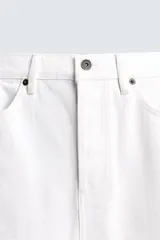 Jeans de corte recto desde la cadera hasta el tobillo, con tiro medio y confeccionados en denim de algodón rígido. Presentan diseño clásico de cinco bolsillos y cierre frontal con botones.