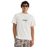 Remera de manga corta color blanco con cuello redondo y estampa minimalista en el pecho con el logo de la marca.