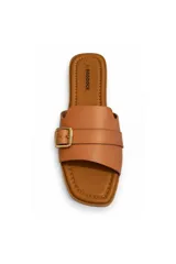 Sandalias planas Paddock de mujer con tira ancha en el empeine con textura de cuerito de serpiente, detalle de hebilla metálica dorada y puntera cuadrada.