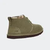 Bota chukka UGG modelo Neumel color verde oliva, confeccionada en gamuza con cordones de algodón y forro de lana UGGpure™ reciclada. Cuenta con suela Treadlite by UGG™ para mayor amortiguación y logo UGG® en relieve térmico.