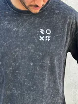 Remera gris con efecto gastado, corte oversize, mangas cortas y estampado en la espalda con el texto "SUPPLY GOODS DESIGNED IN PUNTA DEL ESTE".