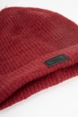Gorro de lana color crudo, tejido de punto con doblez.