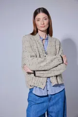 Saco de paño gris de corte recto y largo, con solapas clásicas y forro interior oscuro.