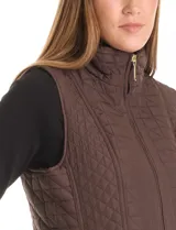 Chaleco capitoneado color verde oliva, con cuello alto, cierre frontal completo y bolsillos laterales. El interior está completamente forrado en símil piel para mayor calidez.