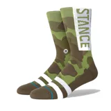 Medias Stance largas con diseño camuflado en tonos verde y marrón, con logo de la marca en el lateral y rayas blancas en el tobillo.