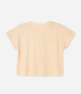 Blusa de corte boxy color beige con rayas finas horizontales, cuello redondo y mangas cortas con dobladillo. Presenta un delicado bordado de cajú en el pecho.