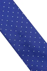 Conjunto de corbata estrecha de 5 cm de ancho y pañuelo a juego de microfibra color azul con estampado de lunares blancos.