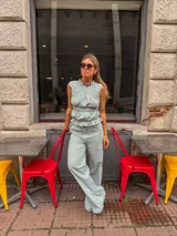 Pantalón de corte recto con estampado cuadrillé en tonos verde claro y blanco.