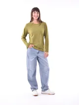 Remera negra de manga larga con cuello redondo y detalle de tachas doradas dispuestas en diagonal sobre el pecho.